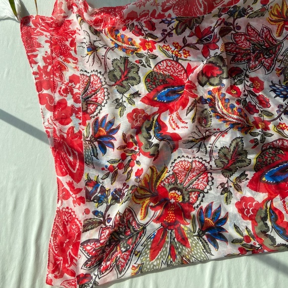 Fun lightweight scarf - Picture 3 of 4